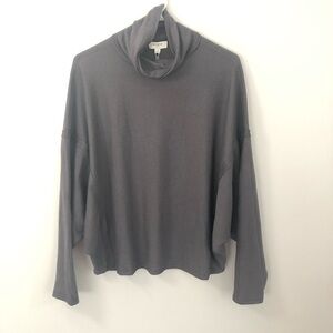NWT Umgee gray batwing turtleneck top